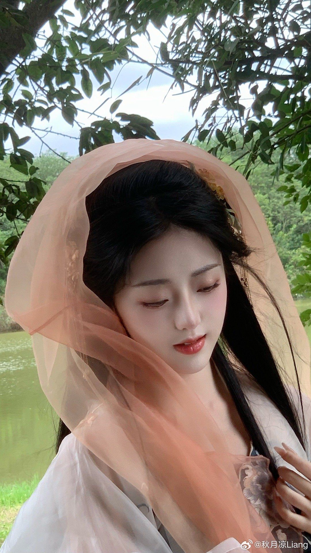 Side-Comb Hairpins and the Splendor of Hanfu:A Cultural Exploration Side-Comb Hairpins and the Splendor of Hanfu:A Cultural Exploration