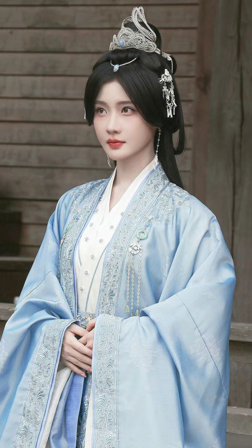 The Splendor of Red Hanfu:The Cultural Significance of Koi Fish Embroidery The Splendor of Red Hanfu:The Cultural Significance of Koi Fish Embroidery