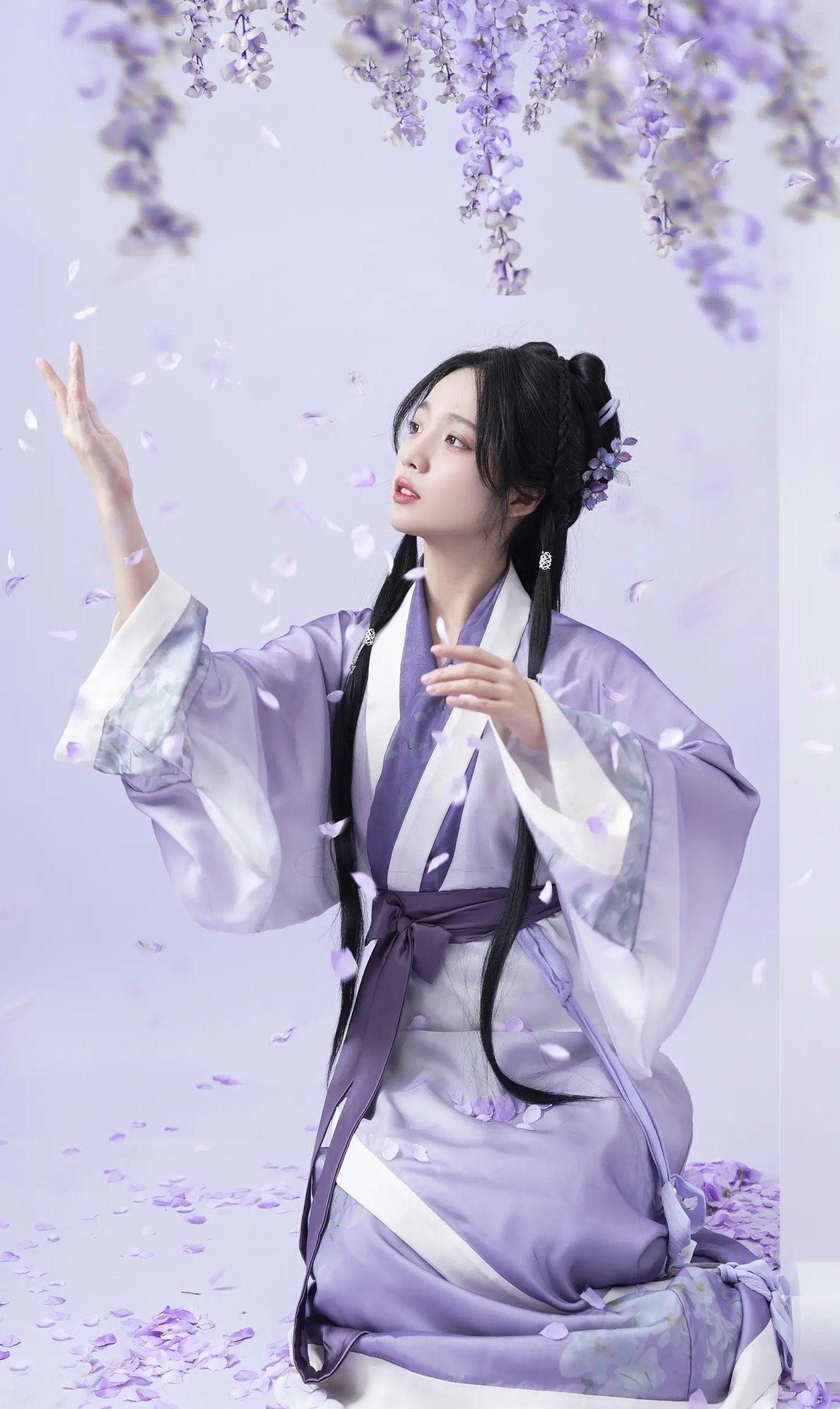 Gown of Respect and Tradition:The Revival of Heavy Work-Style Cheongsam for Toast Ceremonies Gown of Respect and Tradition:The Revival of Heavy Work-Style Cheongsam for Toast Ceremonies