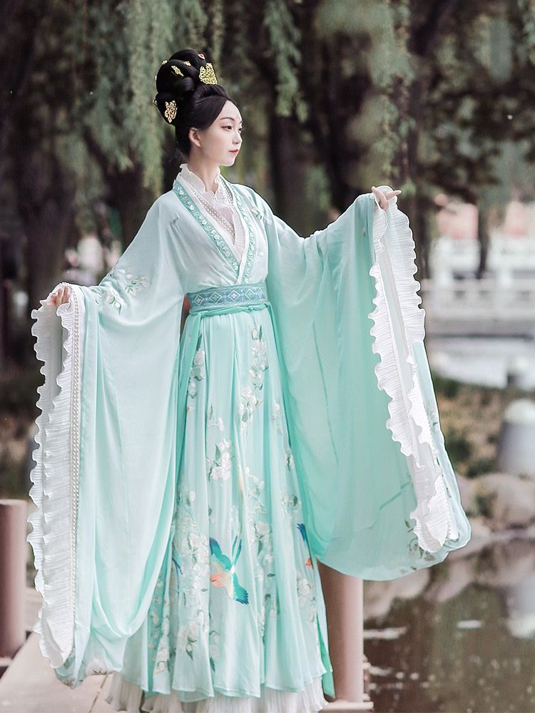 The Enchantment of Summer Red Cheongsam:A Tale of Traditional Elegance The Enchantment of Summer Red Cheongsam:A Tale of Traditional Elegance