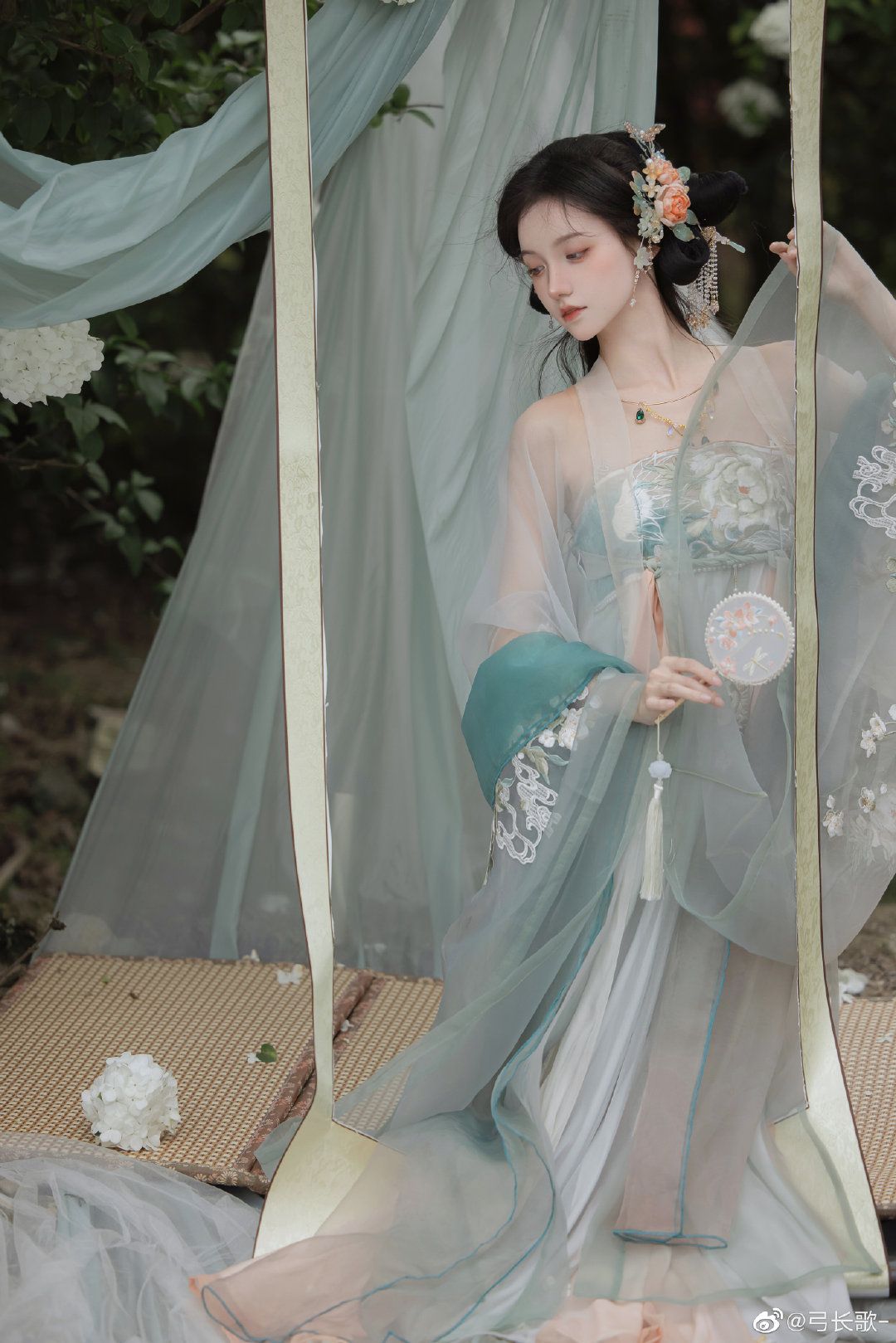 Double-Sided Embroidery on Traditional Hanfu Fans:A Blend of Art and Heritage Double-Sided Embroidery on Traditional Hanfu Fans:A Blend of Art and Heritage