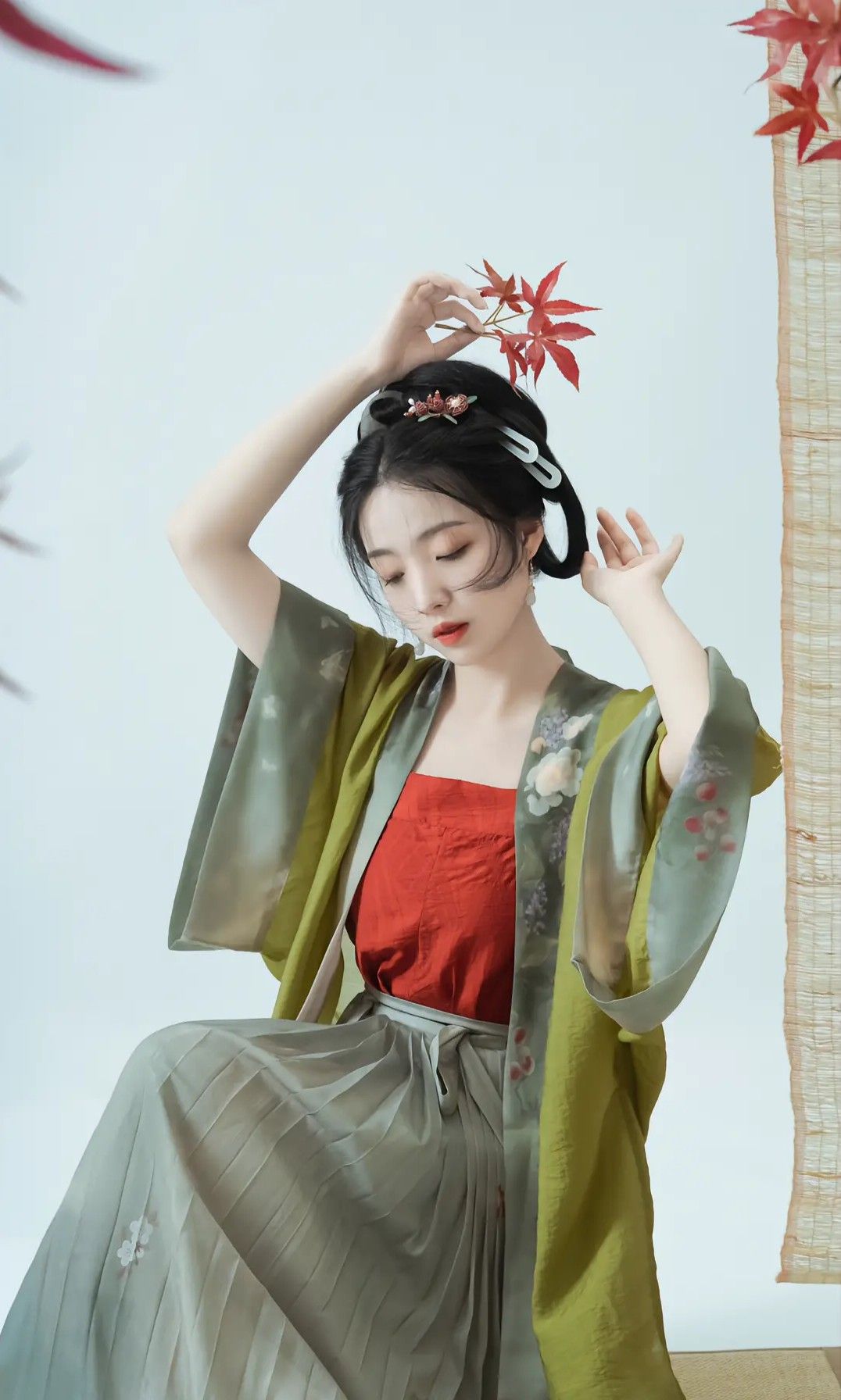 The Manchu Hanfu in the Qing Dynasty:A Cultural Blend of Tradition and Evolution The Manchu Hanfu in the Qing Dynasty:A Cultural Blend of Tradition and Evolution