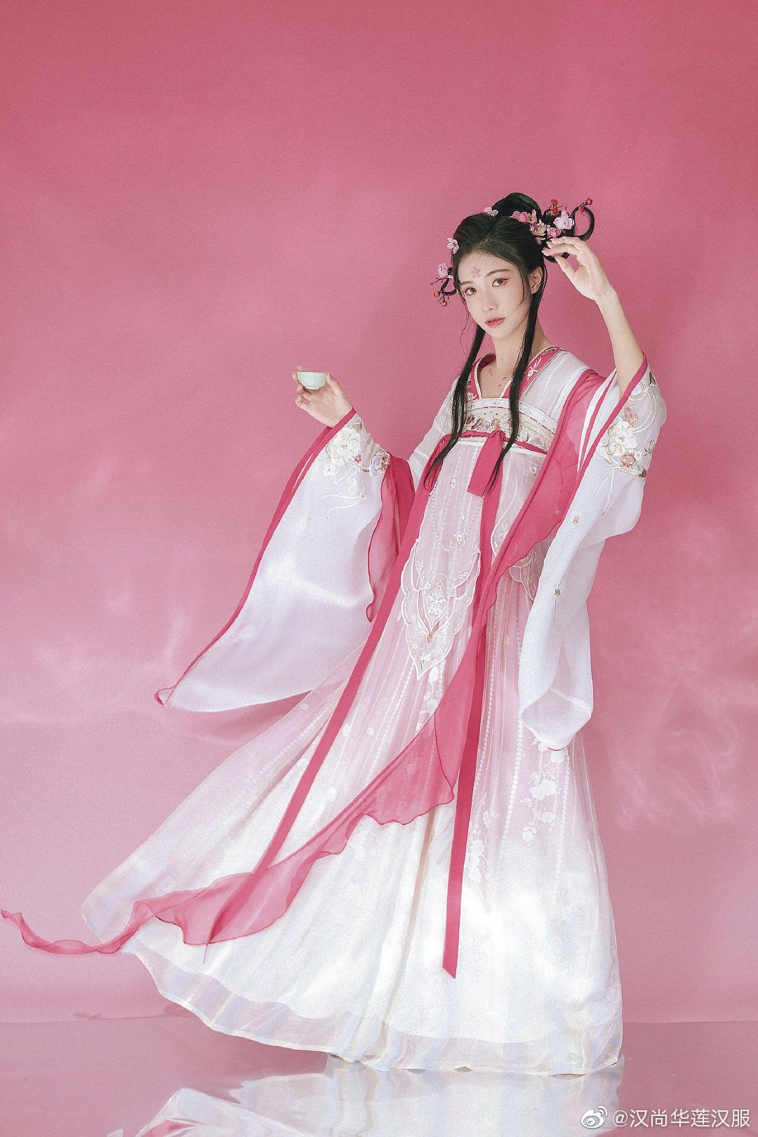 The Red Horseface Skirt as a Symbol of Traditional Chinese Wedding Splendor The Red Horseface Skirt as a Symbol of Traditional Chinese Wedding Splendor