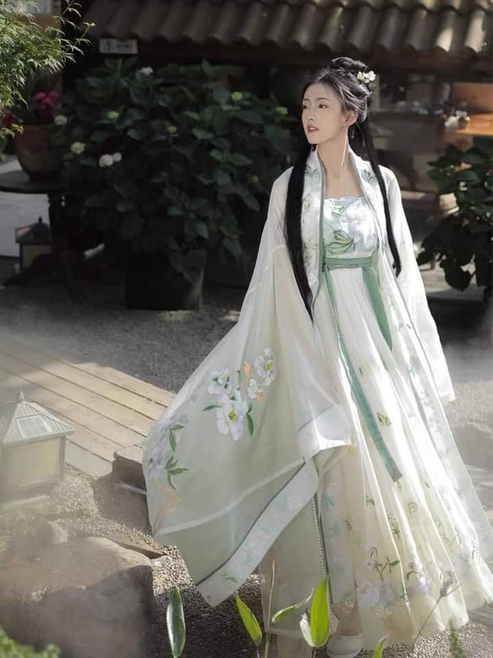 Snow-Inspired Elegance:The Charm of Hanfu in a Winter Wonderland Snow-Inspired Elegance:The Charm of Hanfu in a Winter Wonderland