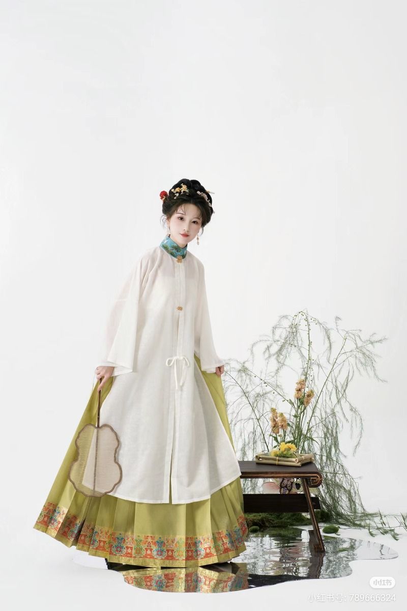The Charm of Late Qing Cheongsam for Petite Figures The Charm of Late Qing Cheongsam for Petite Figures
