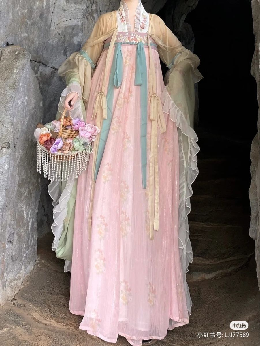 Cloud Clock Tower and the Splendor of Traditional Hanfu Fashion Cloud Clock Tower and the Splendor of Traditional Hanfu Fashion