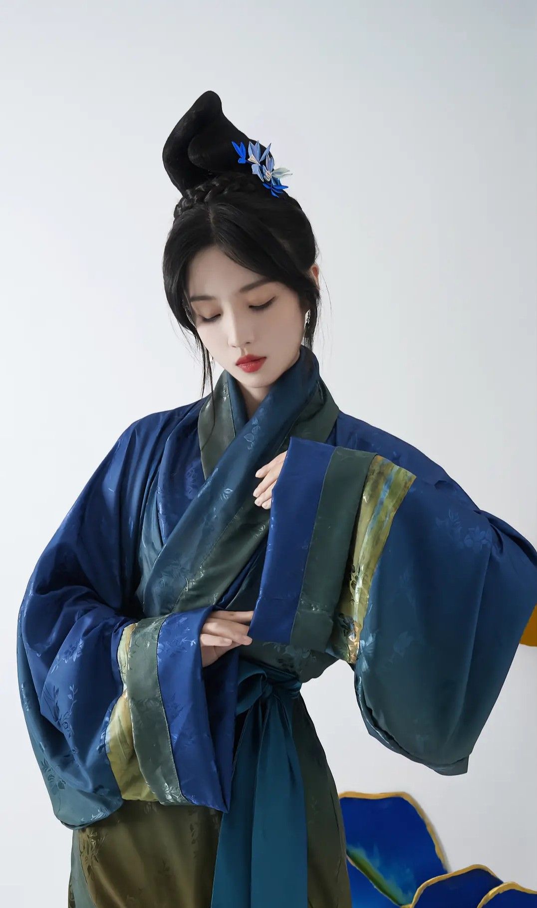 Embroidery-Enhanced Qipao-Style Dress:A Blend of Tradition and Modernity Embroidery-Enhanced Qipao-Style Dress:A Blend of Tradition and Modernity