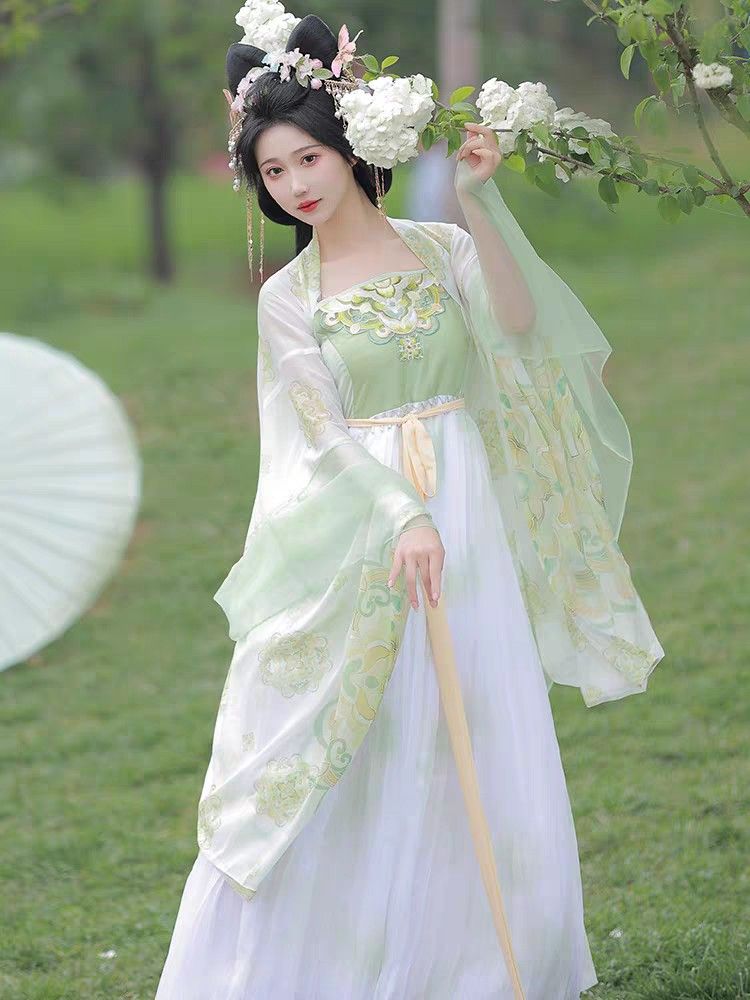 Embracing Modernity in a Traditional Qipao:The Youthful Evolution of the Aodi Fashion
