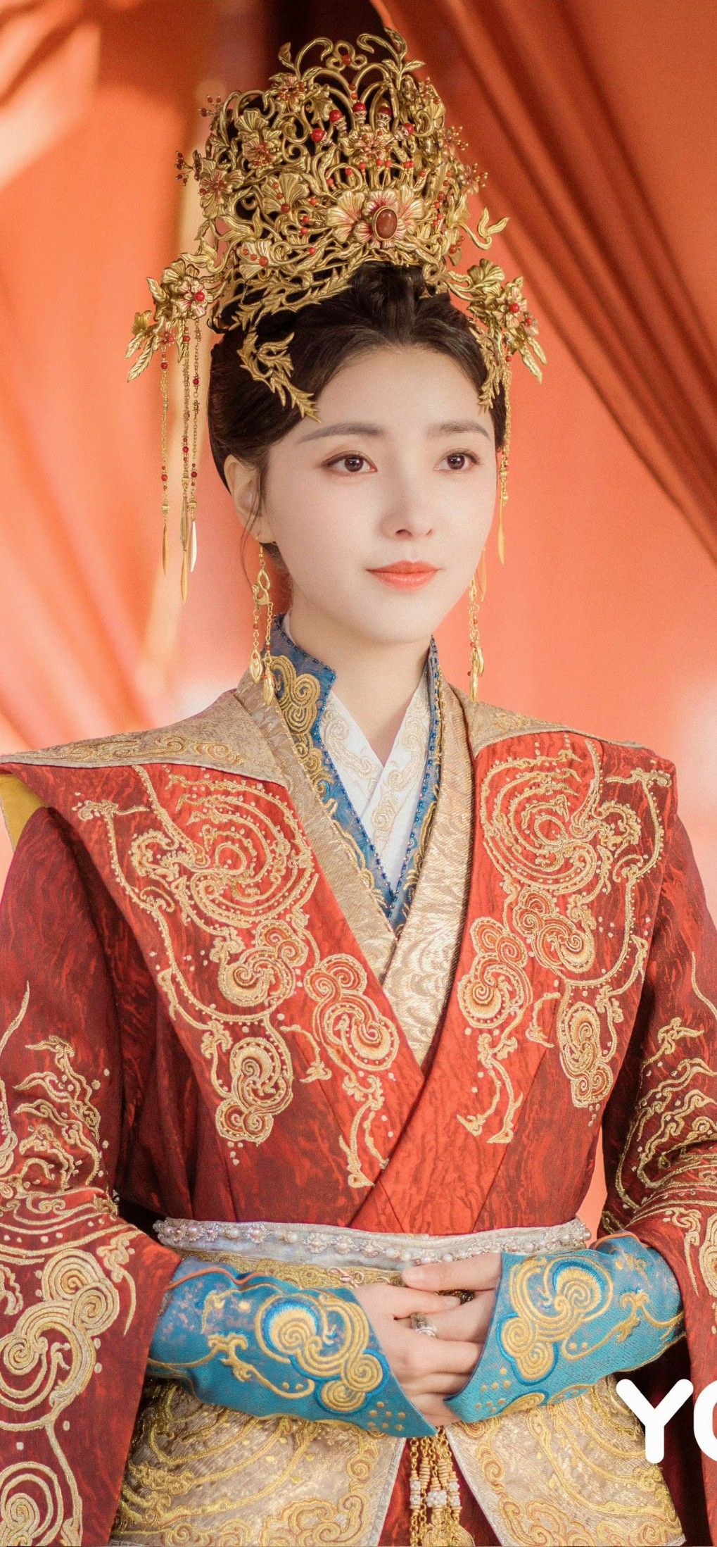 Embracing the Slimming Elegance of Low-Cut Cheongsam Embracing the Slimming Elegance of Low-Cut Cheongsam
