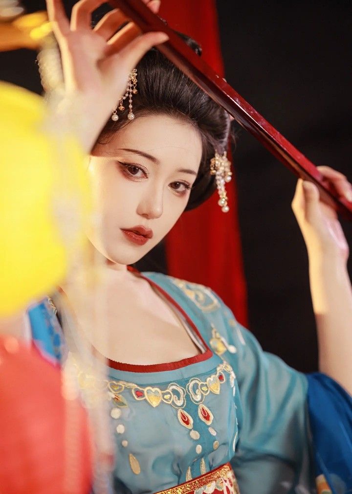 The Rise of Hanfu:The Elegance of the Zhijun Robe