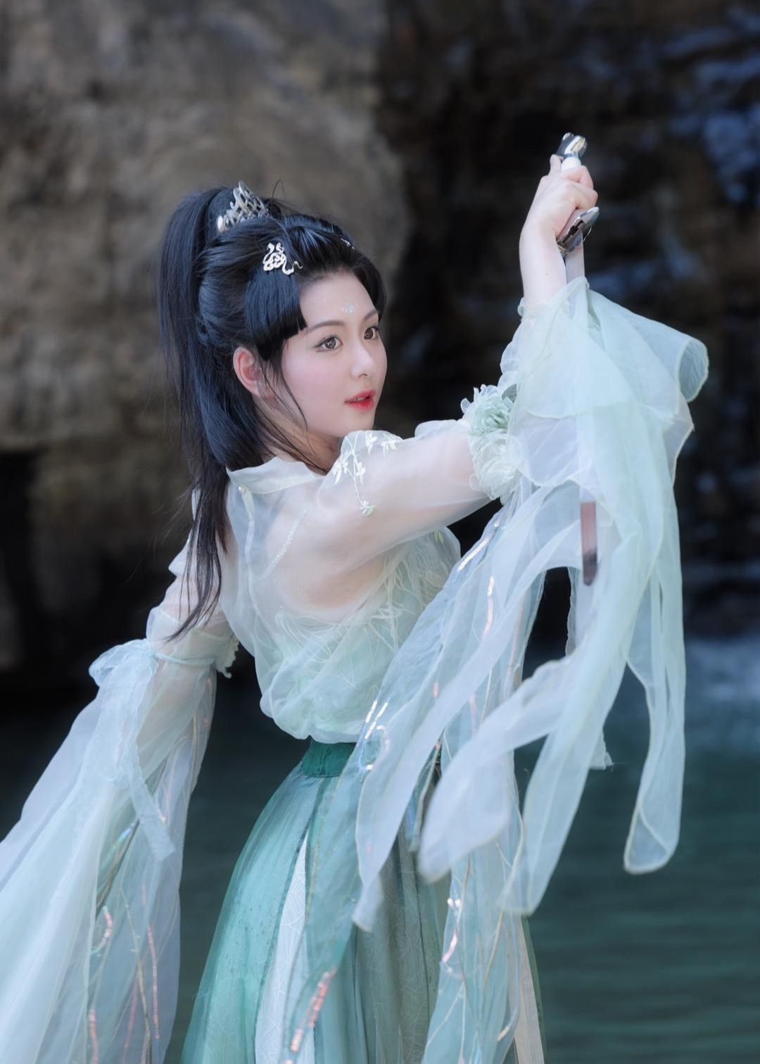 White Cheongsam:A New Chinese Style for Children White Cheongsam:A New Chinese Style for Children