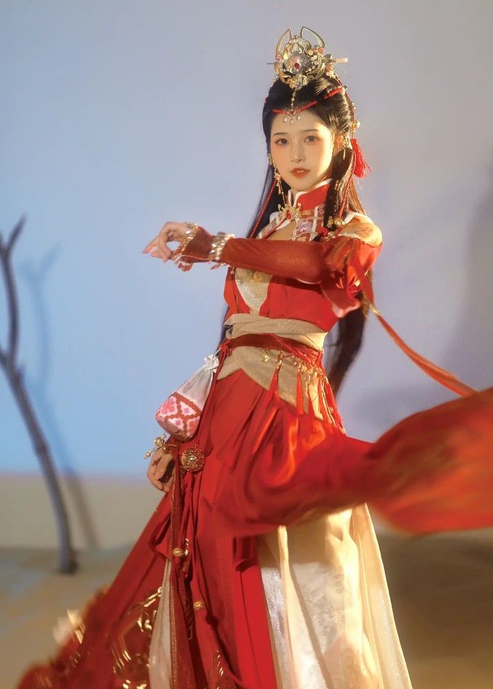 Traditional Chinese Wedding Attire:The Splendor of Hanfu with Phoenix Crown and Brilliant Robes Traditional Chinese Wedding Attire:The Splendor of Hanfu with Phoenix Crown and Brilliant Robes
