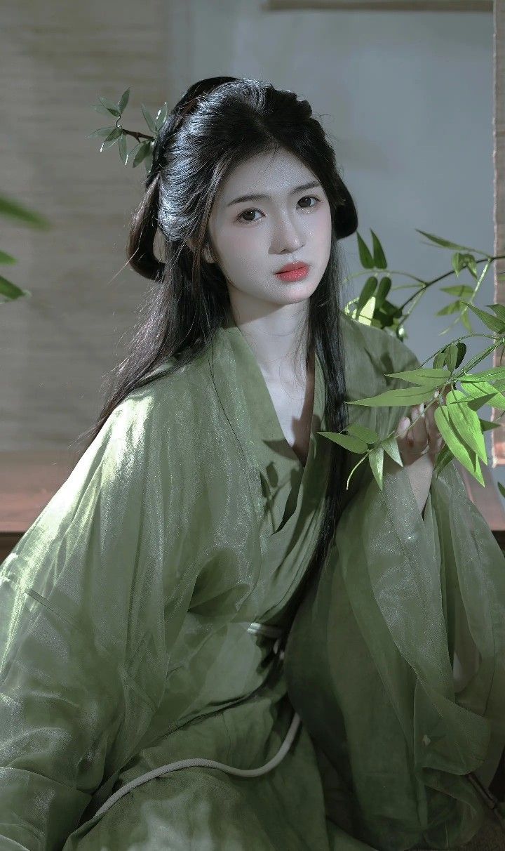 Oceanic Splendor:The Rise of Hanfu Fashion in the Age of the Great Fish