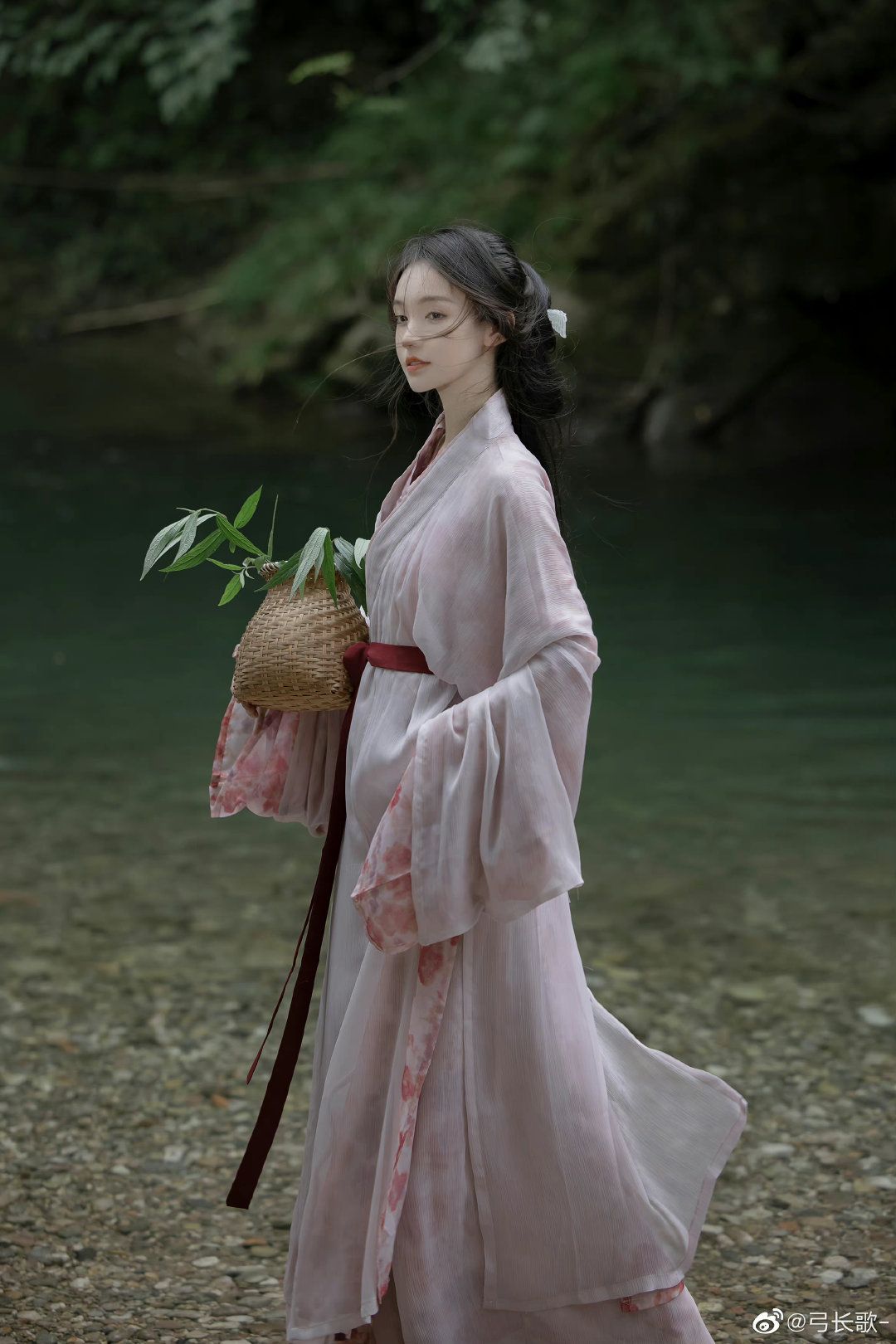 The Charm of Mamen Skirt and Canvas Shoes:A Fashionable Fusion The Charm of Mamen Skirt and Canvas Shoes:A Fashionable Fusion