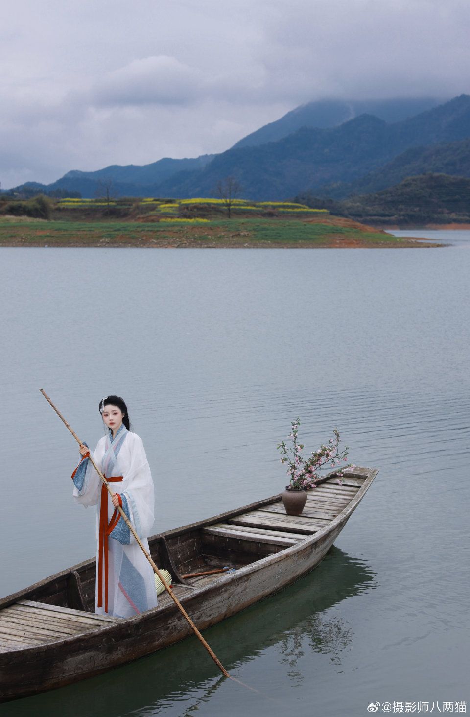 The Splendor of Hanfu:Nine-and-Half-Year-Old Child in Traditional Splendor The Splendor of Hanfu:Nine-and-Half-Year-Old Child in Traditional Splendor