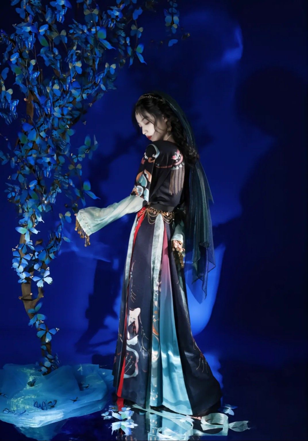 Autumn Elegance in a Cheongsam:The Charm of a Qipao Woman