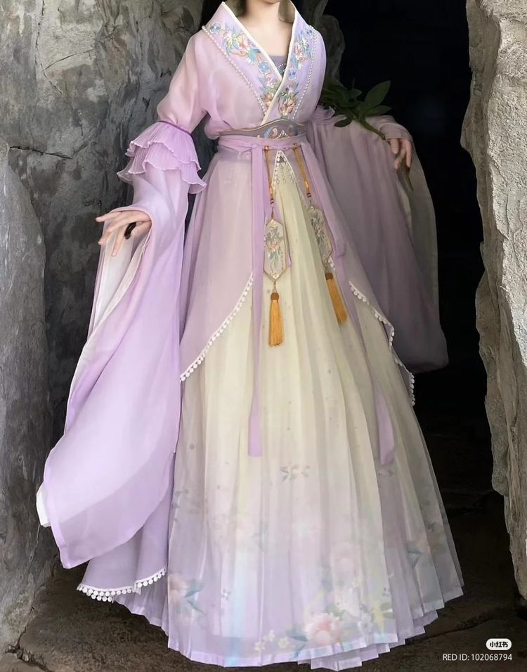 The Splendor of Hanfu Fashion:A Flower Basket of Cultural Elegance at the Fashion Show The Splendor of Hanfu Fashion:A Flower Basket of Cultural Elegance at the Fashion Show