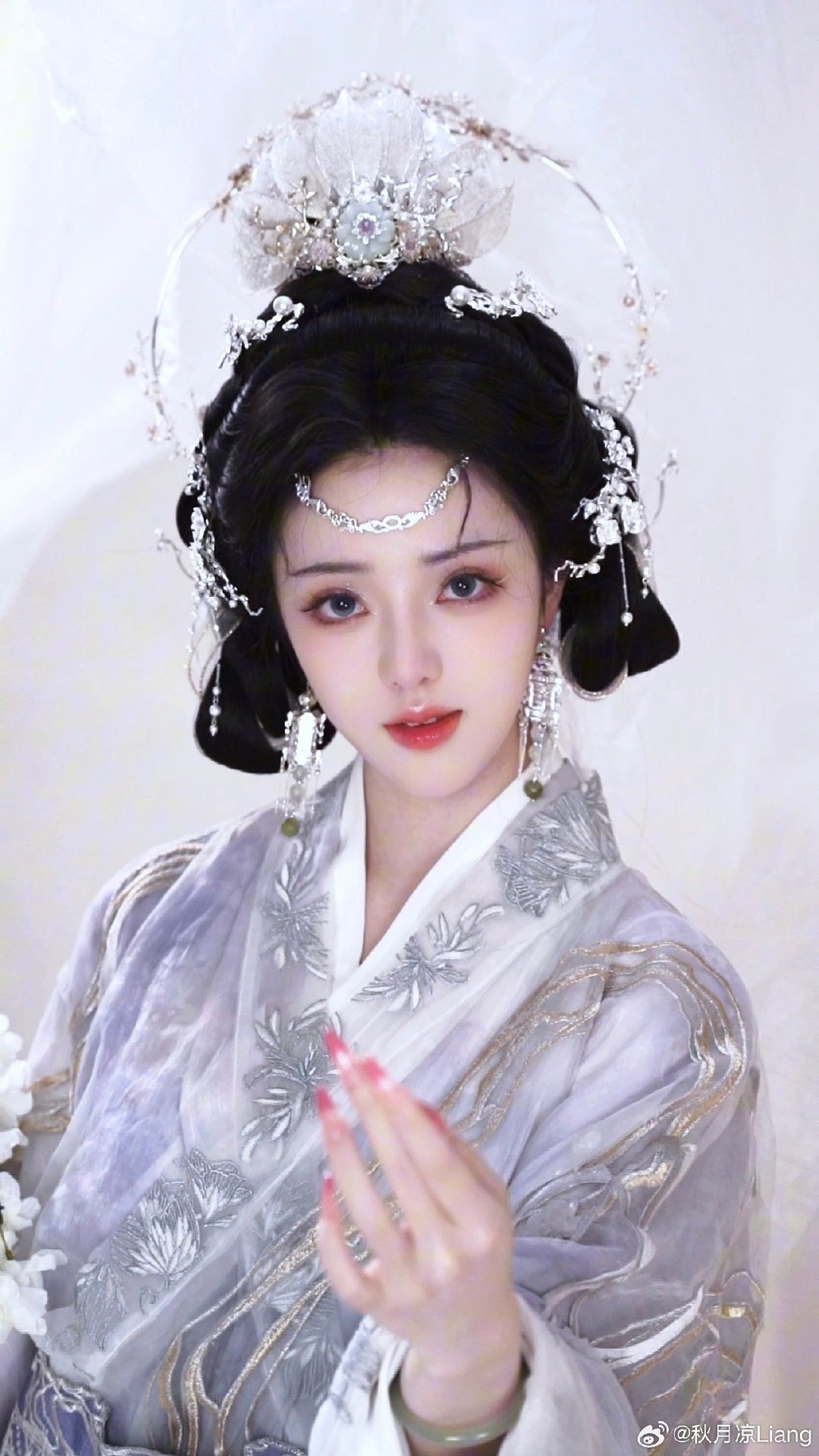 Stellar Elegance:The Journey of Hanfu in the Realm of Starry Nights Stellar Elegance:The Journey of Hanfu in the Realm of Starry Nights