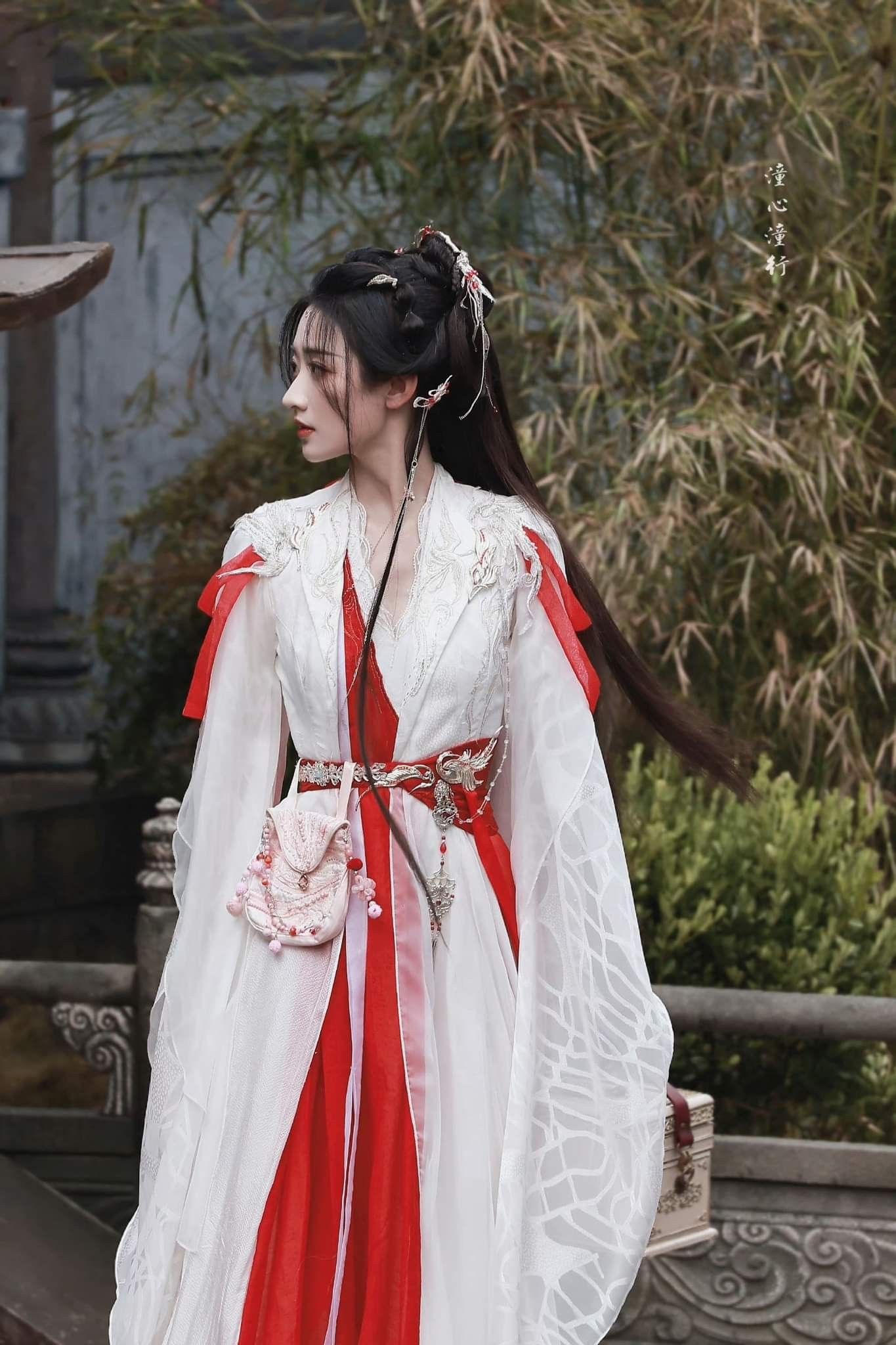 Embracing the New Neo-Chinese Qipao:A Tale of Mini-Stature Fashionistas Embracing the New Neo-Chinese Qipao:A Tale of Mini-Stature Fashionistas