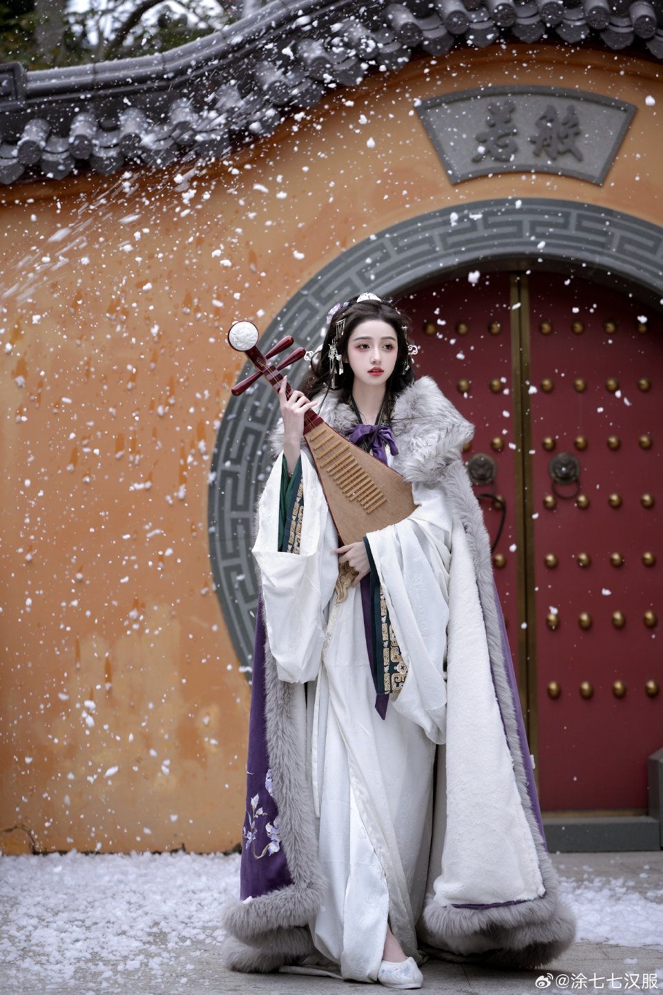 Young Tall Womens Fashionable Chinese-Style Tangsuits with Modern Chinese Elements Young Tall Womens Fashionable Chinese-Style Tangsuits with Modern Chinese Elements