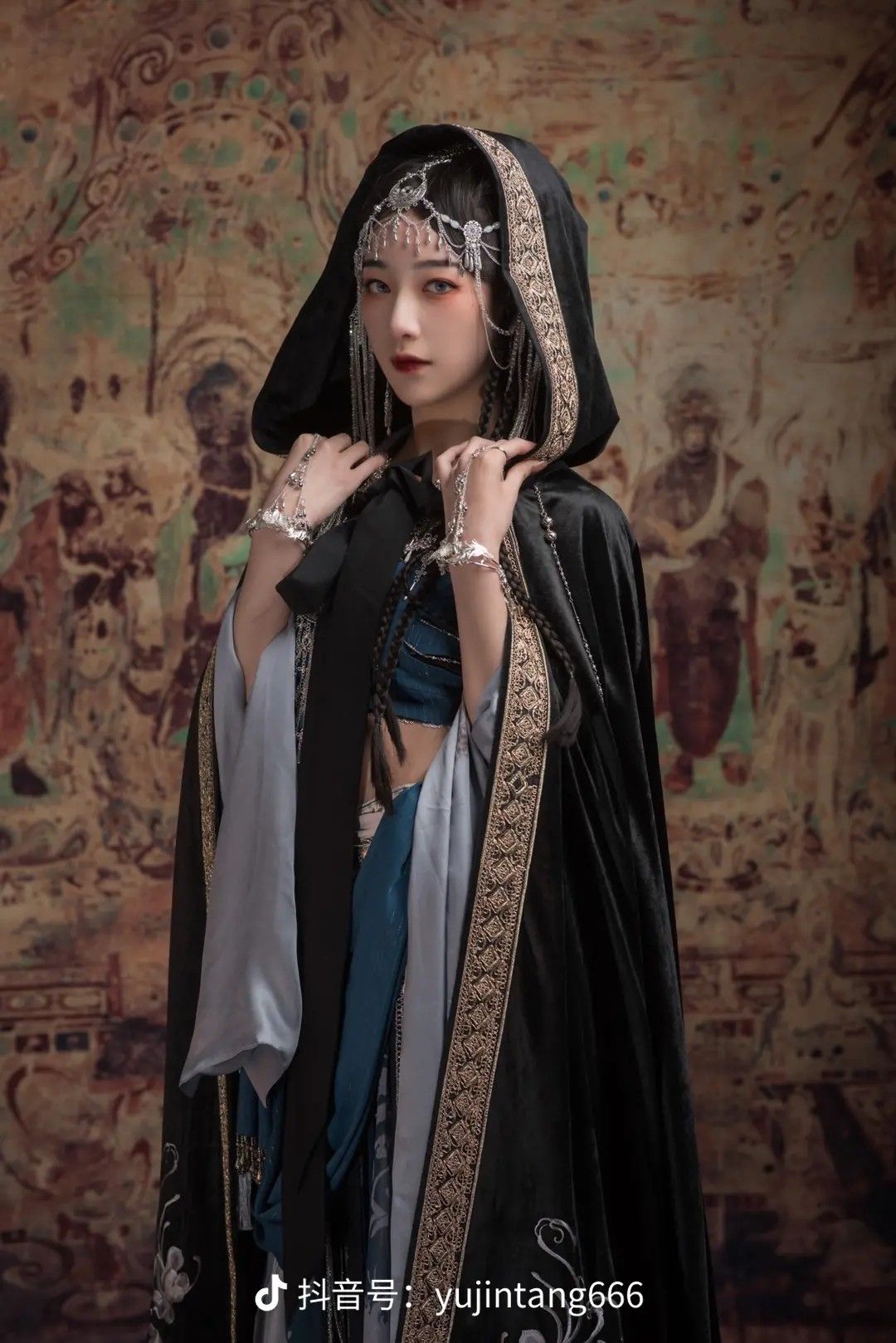 Hanfu in the Jin and Ji Period:A Glimpse into the Cultural Splendor of Traditional Chinese Clothing Hanfu in the Jin and Ji Period:A Glimpse into the Cultural Splendor of Traditional Chinese Clothing