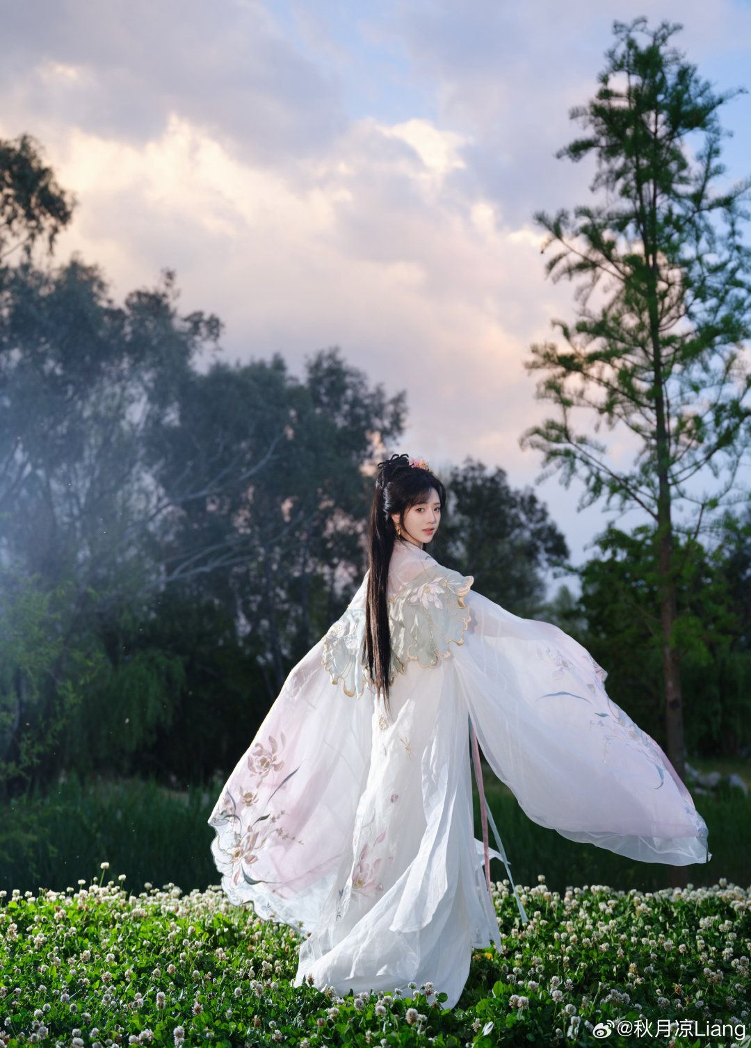 Elegant Women in Ancient Hanfu Costumes:Embracing the Adult Fairylike Charm Elegant Women in Ancient Hanfu Costumes:Embracing the Adult Fairylike Charm