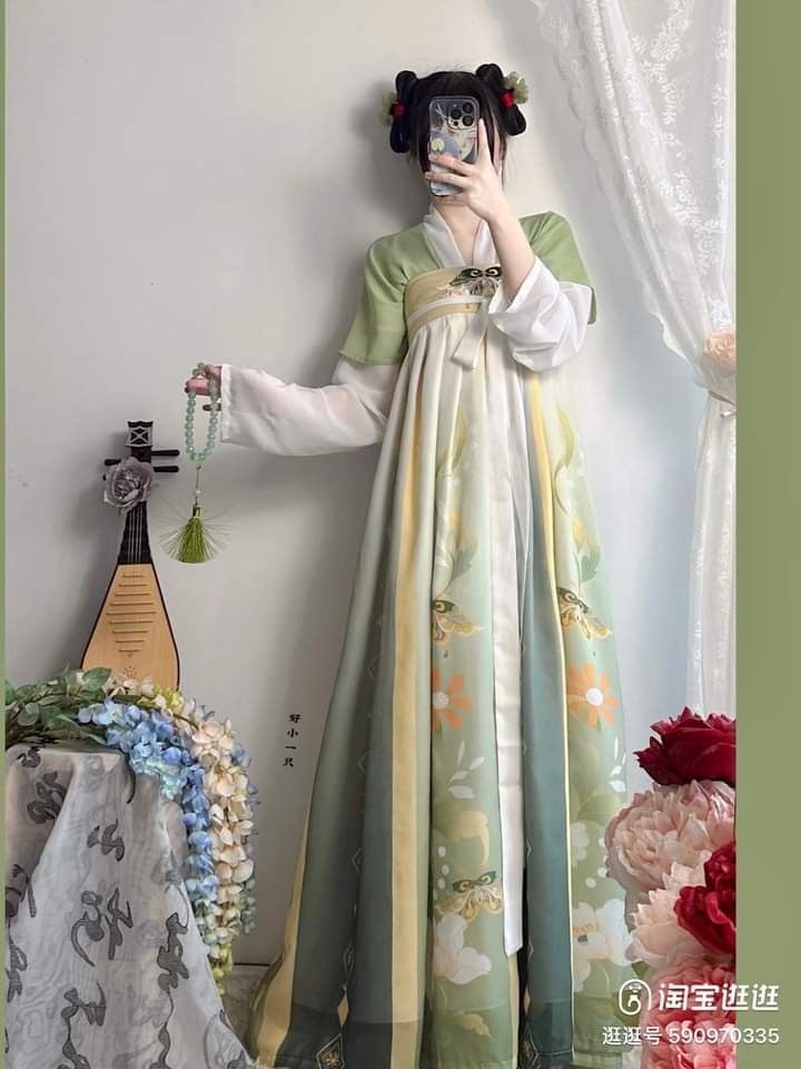 Children in Traditional Hanfu Costumes:Gifting Ancient Umbrellas to Little Girls Children in Traditional Hanfu Costumes:Gifting Ancient Umbrellas to Little Girls