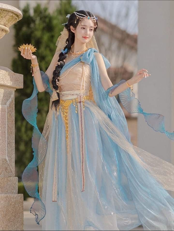 Liliac Blossom and Traditional Chinese Attire:The Charm of Pear Blossom Hanfu Liliac Blossom and Traditional Chinese Attire:The Charm of Pear Blossom Hanfu