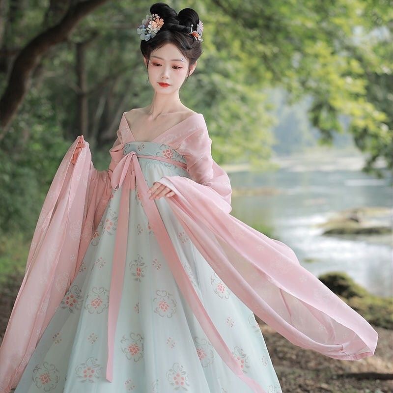 Custom-made Cheongsam:Unveiling the Essence of Traditional Elegance