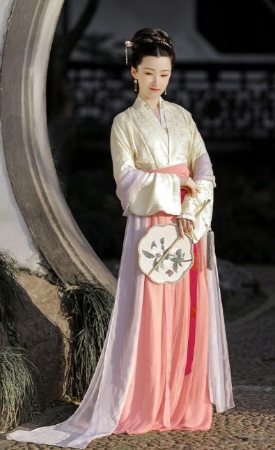 Adolescent Beauty in Ancient Dress:The 16-Year-Old Girl in Traditional Hanfu Costume Adolescent Beauty in Ancient Dress:The 16-Year-Old Girl in Traditional Hanfu Costume