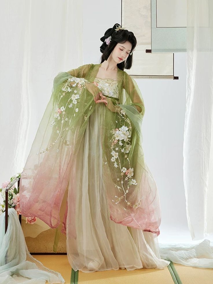 Reinventing Hanfu:Teenage Girls Innovation in Traditional Chinese Clothing Reinventing Hanfu:Teenage Girls Innovation in Traditional Chinese Clothing