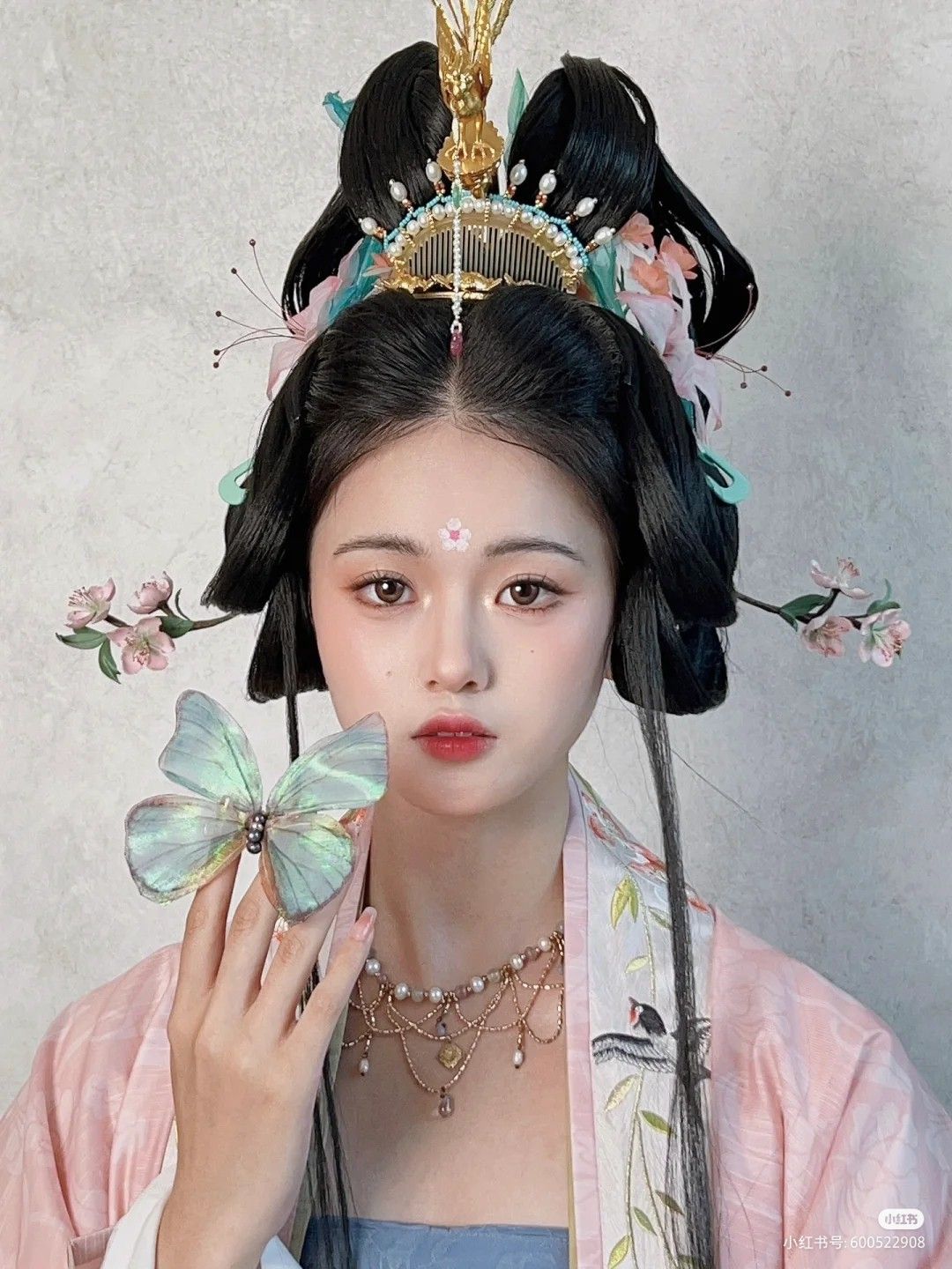 The Elegance of High-End Embroidered Cheongsam:A Closer Look into Traditional Beauty The Elegance of High-End Embroidered Cheongsam:A Closer Look into Traditional Beauty