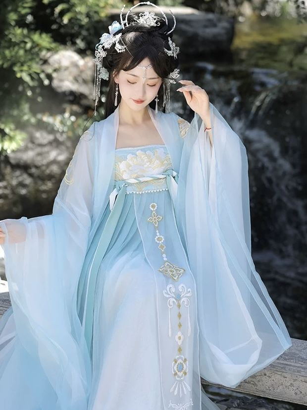 The Enchanting World of a Little Girl in a Purple Hanfu The Enchanting World of a Little Girl in a Purple Hanfu