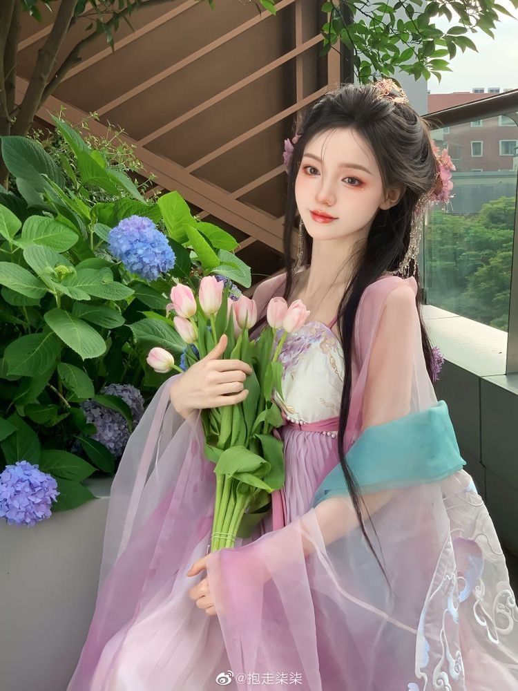 The Elegance of Guanfengyu and the Serene Charm of Yue Shu Cheongsam The Elegance of Guanfengyu and the Serene Charm of Yue Shu Cheongsam