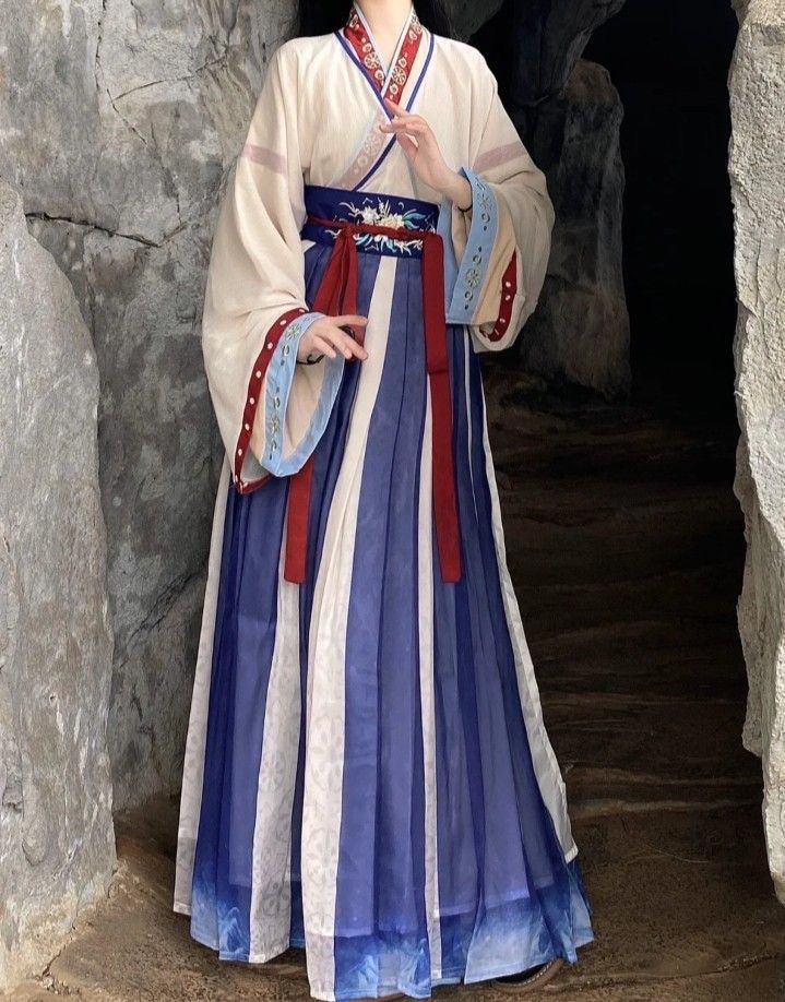 Traditional Chinese Wedding Dress:The Winter Cheongsam Skirt with its Charm of the Horseface Traditional Chinese Wedding Dress:The Winter Cheongsam Skirt with its Charm of the Horseface
