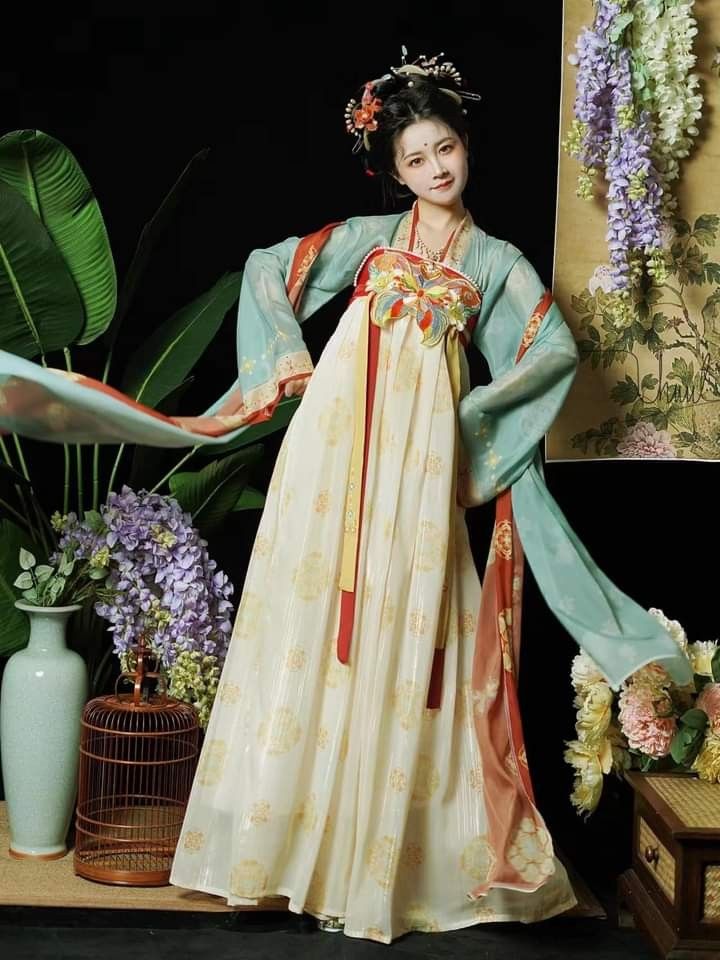 Reimagining the Short Cheongsam:A Journey of Refinement and Modernization Reimagining the Short Cheongsam:A Journey of Refinement and Modernization