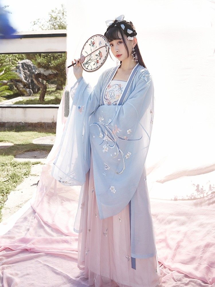 The Enchantment of Hanfu:A Girl Child in Wide-Sleeve Hanfu Dress The Enchantment of Hanfu:A Girl Child in Wide-Sleeve Hanfu Dress