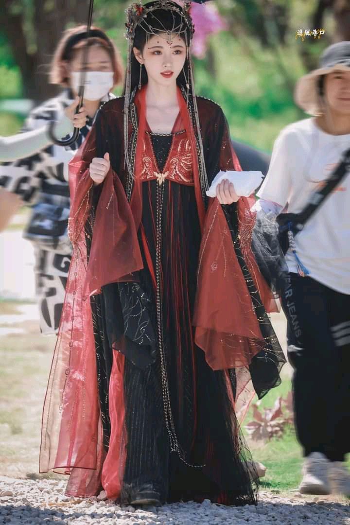 Red Horseface Skirt Ensemble:A Traditional Beauty in Modern Vogue Red Horseface Skirt Ensemble:A Traditional Beauty in Modern Vogue
