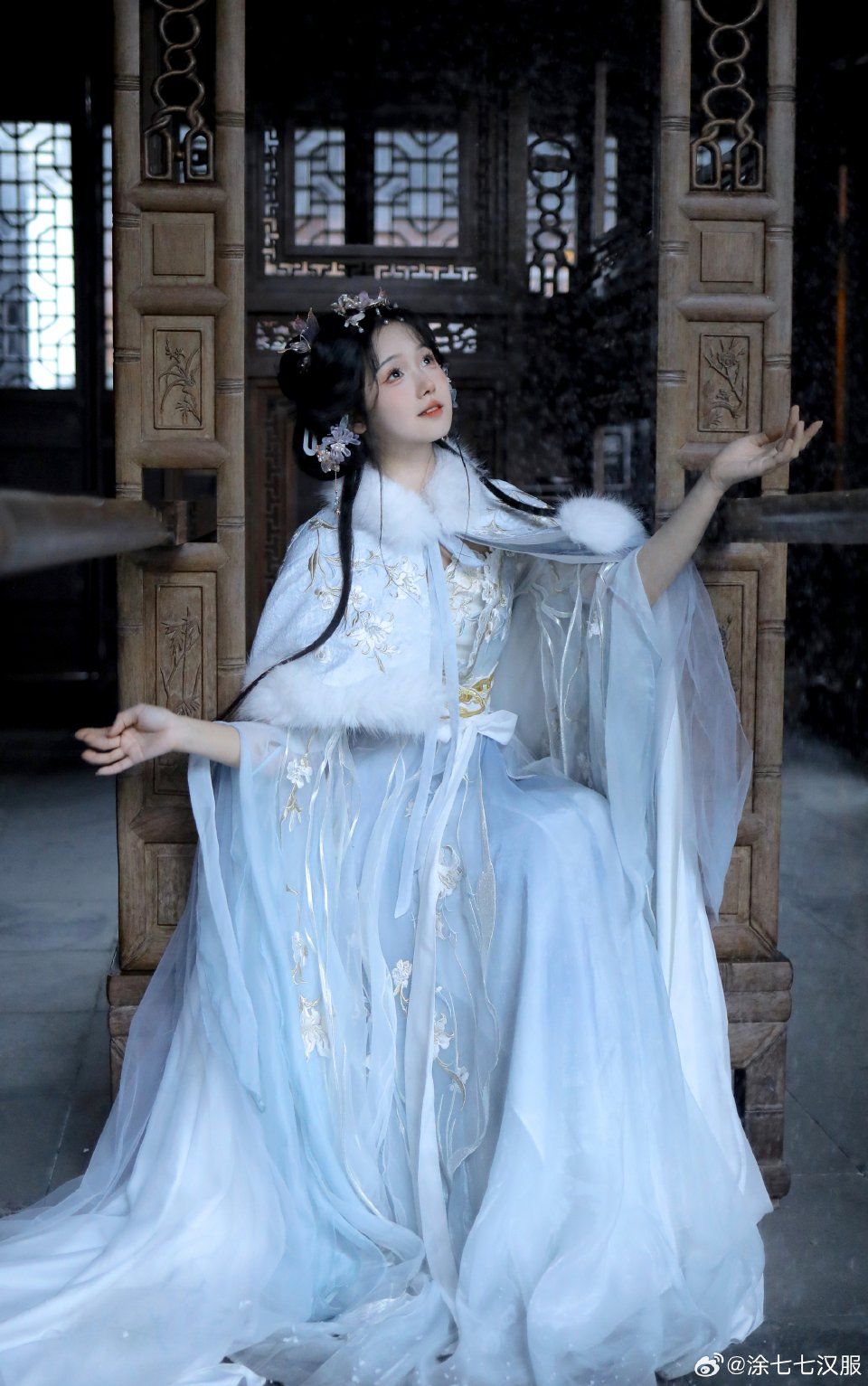 Dunhuang Color Palettes in Traditional Hanfu Fashion Dunhuang Color Palettes in Traditional Hanfu Fashion