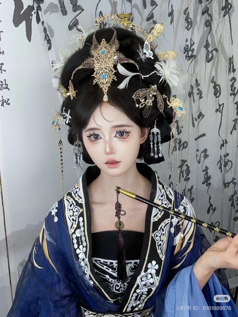 The Elegance of Qipao Paired with Fur:A Fashionable Fusion The Elegance of Qipao Paired with Fur:A Fashionable Fusion