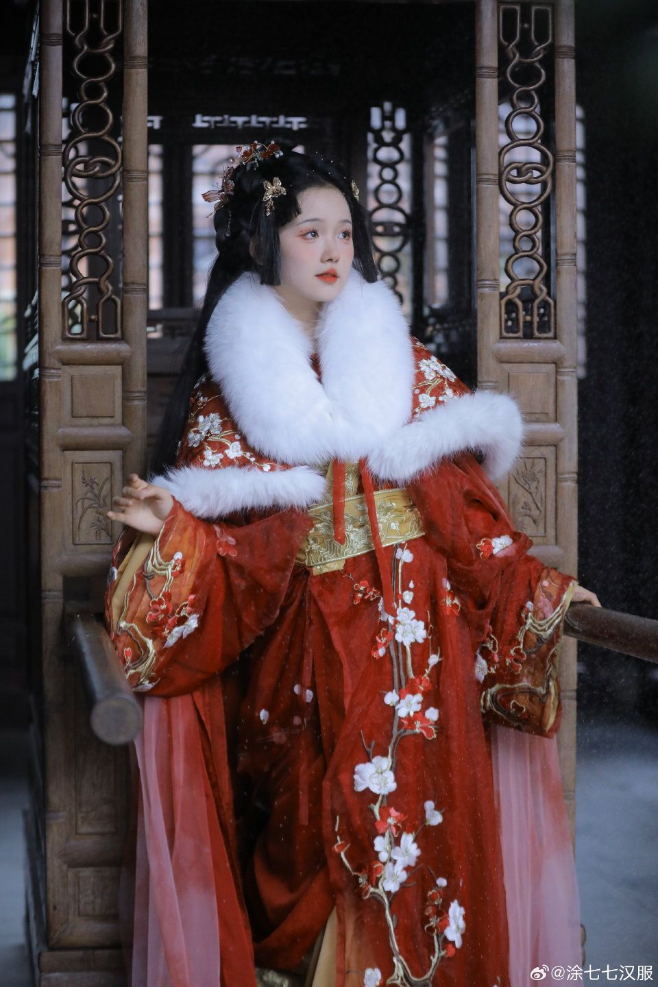 Chinese Traditional Headdress,Cheongsam and the Elegance of Eastern Beauty Chinese Traditional Headdress,Cheongsam and the Elegance of Eastern Beauty