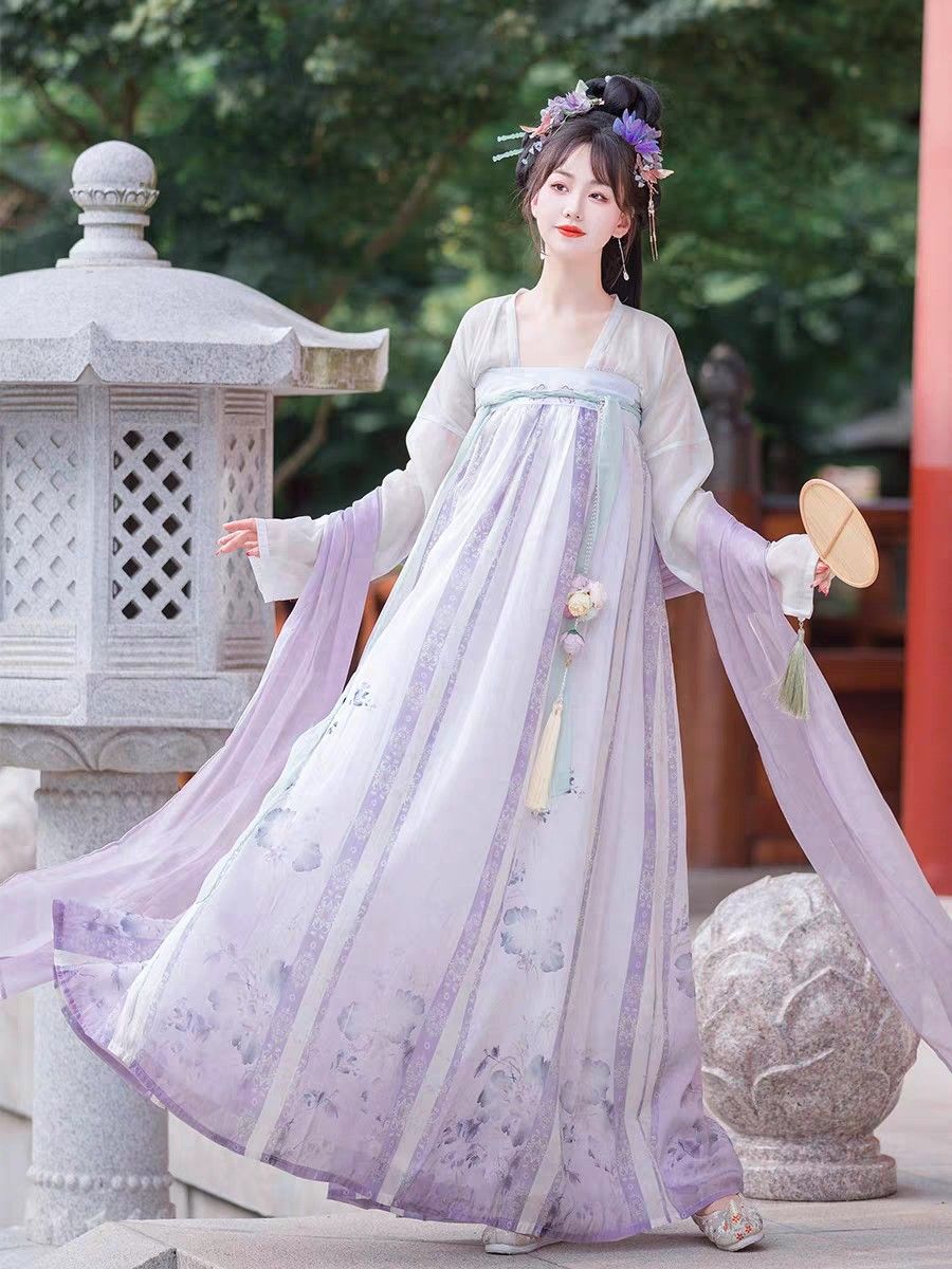 The Revival of Cheongsam in Traditional Chinese Red of the Republic Era The Revival of Cheongsam in Traditional Chinese Red of the Republic Era