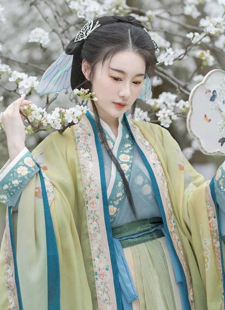 Modern Commuter Styles:Reimagining Traditional Hanfu for a Youthful Audience Modern Commuter Styles:Reimagining Traditional Hanfu for a Youthful Audience