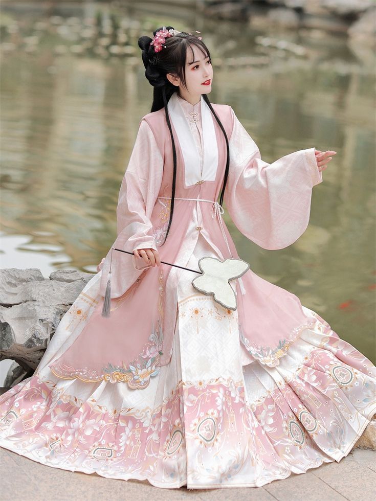 The Yellow Tang Suit:A Closer Look at Traditional Chinese Clothing The Yellow Tang Suit:A Closer Look at Traditional Chinese Clothing