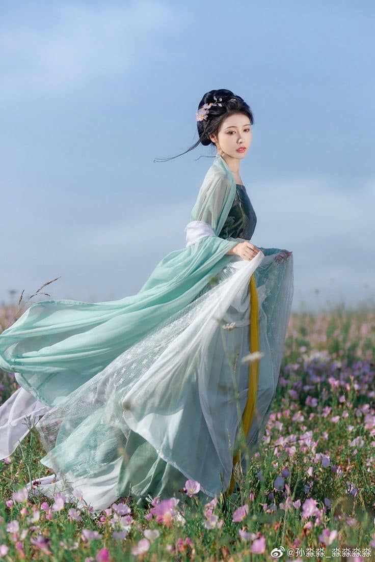 Youthful Fashion:Traditional Chinese Womens Cheongsam with Modern Tang Suit Elements Youthful Fashion:Traditional Chinese Womens Cheongsam with Modern Tang Suit Elements