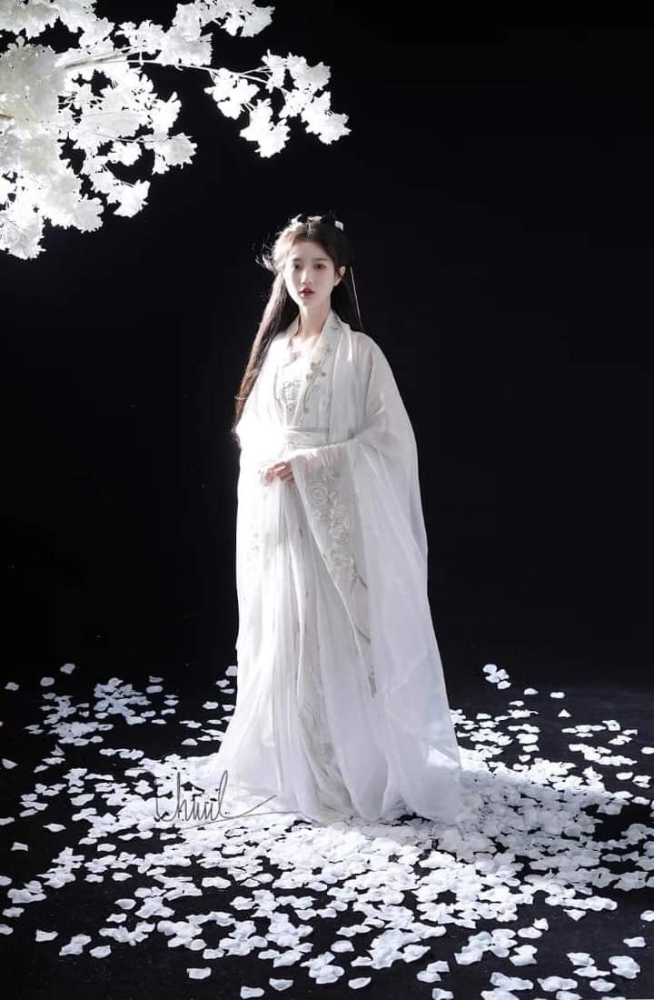Wig-Wearing Women in Traditional Chinese Fashion:The Evolution of Hanfu Wig-Wearing Women in Traditional Chinese Fashion:The Evolution of Hanfu