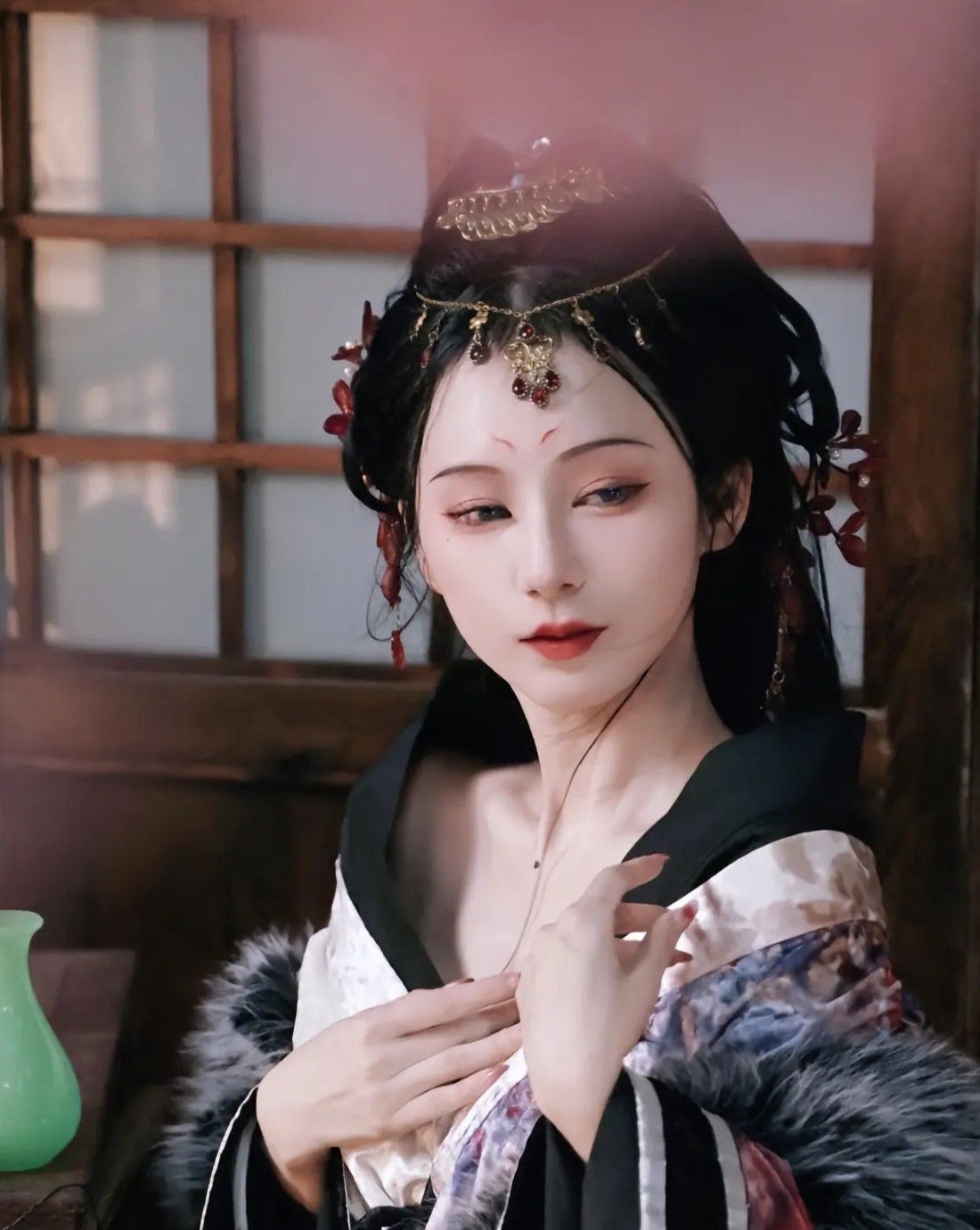 Mid-Autumn Festival:The Enchanting Journey of Traditional Hanfu Fashion in an Adult Fairy Tale Mid-Autumn Festival:The Enchanting Journey of Traditional Hanfu Fashion in an Adult Fairy Tale