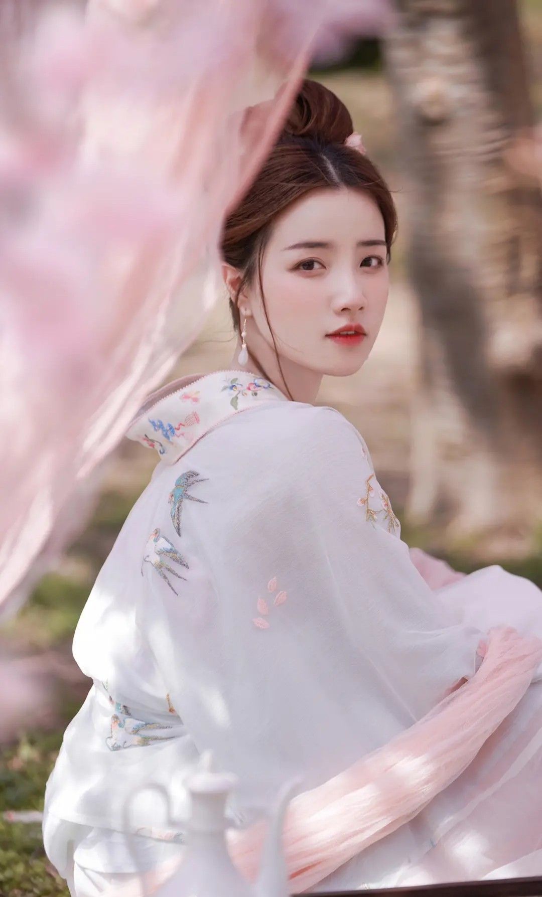 The Integration of Traditional Hanfu and Modern Wig:A Look into the One-Piece Hanfu Fake Hair Set The Integration of Traditional Hanfu and Modern Wig:A Look into the One-Piece Hanfu Fake Hair Set