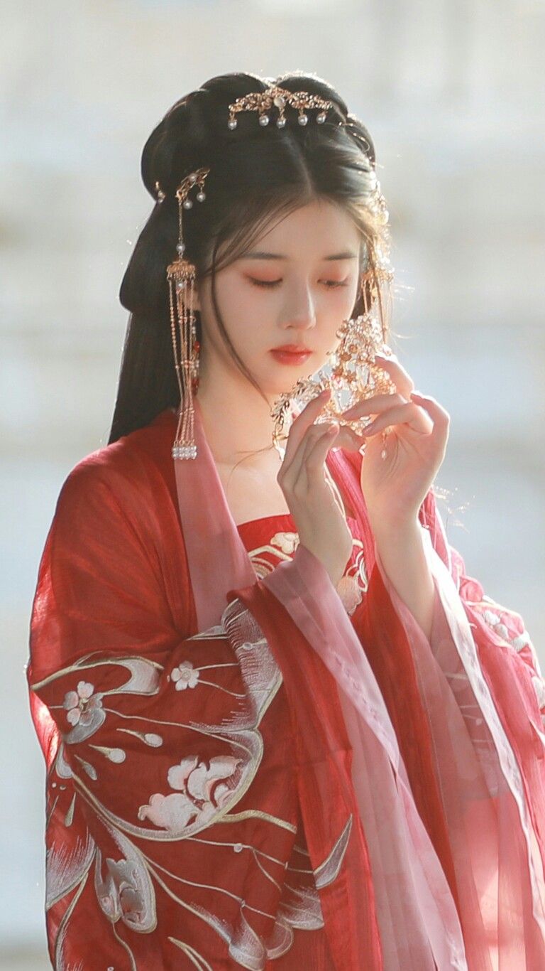 Traditional Tang Suit with a Modern Twist:The Evolution of Chinese Fashion Traditional Tang Suit with a Modern Twist:The Evolution of Chinese Fashion