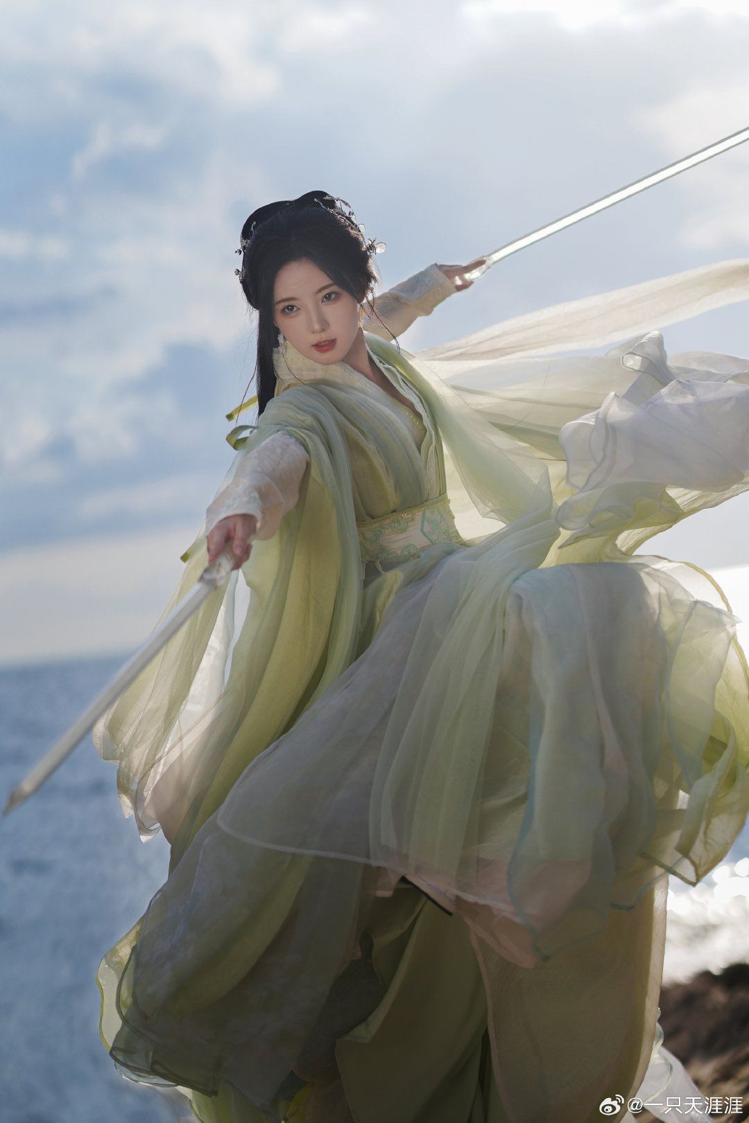 The Allure of the White Cheongsam in the Republic Era The Allure of the White Cheongsam in the Republic Era